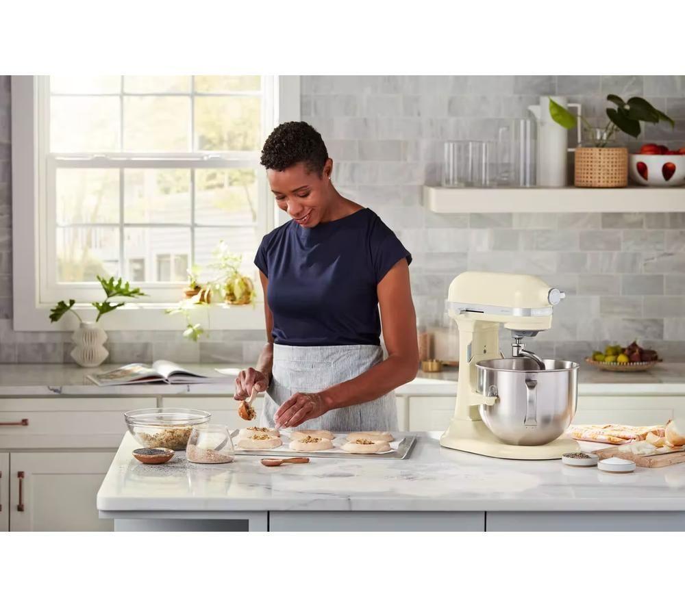 KITCHENAID Artisan Stand Mixer - Almond Cream