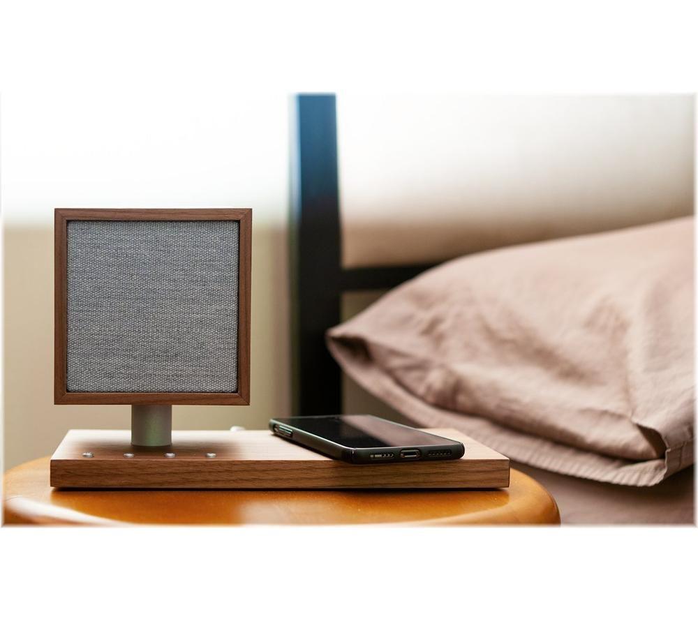 Altavoz Bluetooth TIVOLI Revive con base de carga inalámbrica y lámpara LED - Nogal y gris